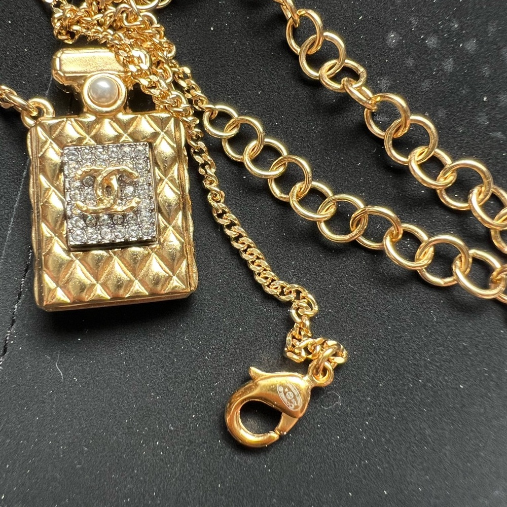 New authentic Chanel CC perfume bottle crystals faux pearl necklace Gold color - Picture 5 of 12